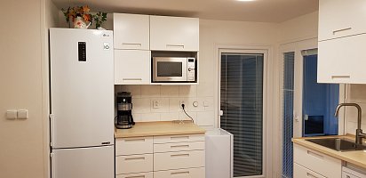 Küche, Gefrierschrank, 3 Kühlschränke, Mikrowelle mit Grill und Kaffeemaschine