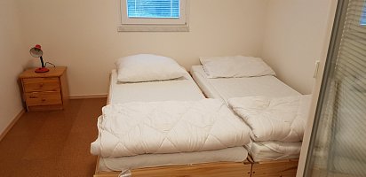 Schlafzimmer mit 2-3 Betten