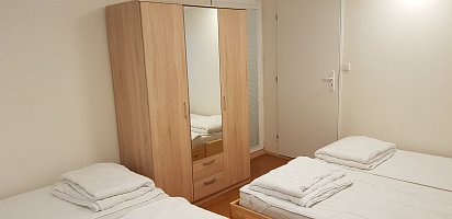 Schlafzimmer mit 4 Betten und WC/Dusche
