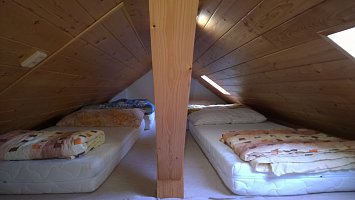 Dachboden für Jugendliche 4 Matratzen und 1 Doppelmatratze