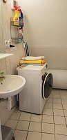Toilette, Dusche, Waschmaschine mit Trockner